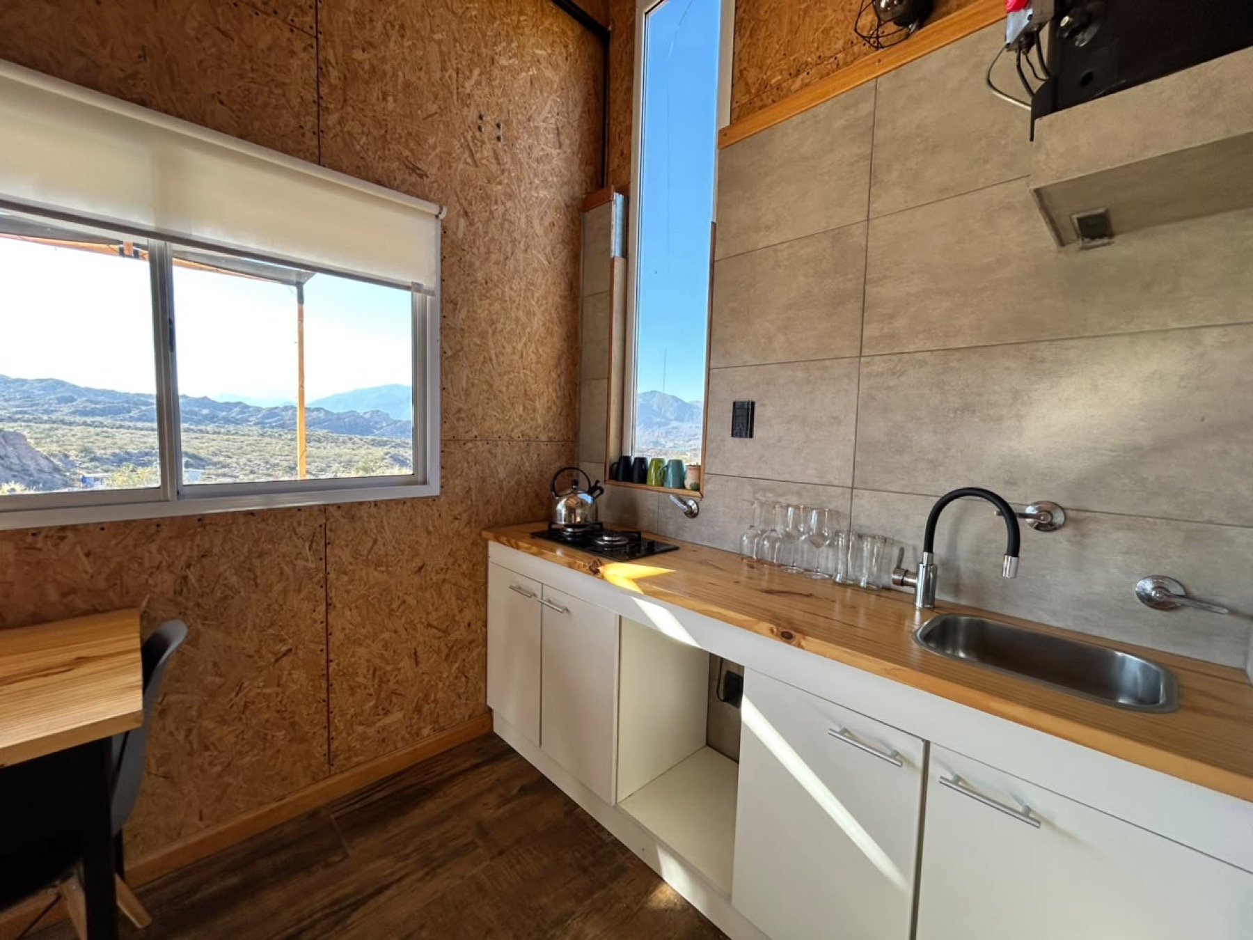 Cocina equipada con vista a la montaña