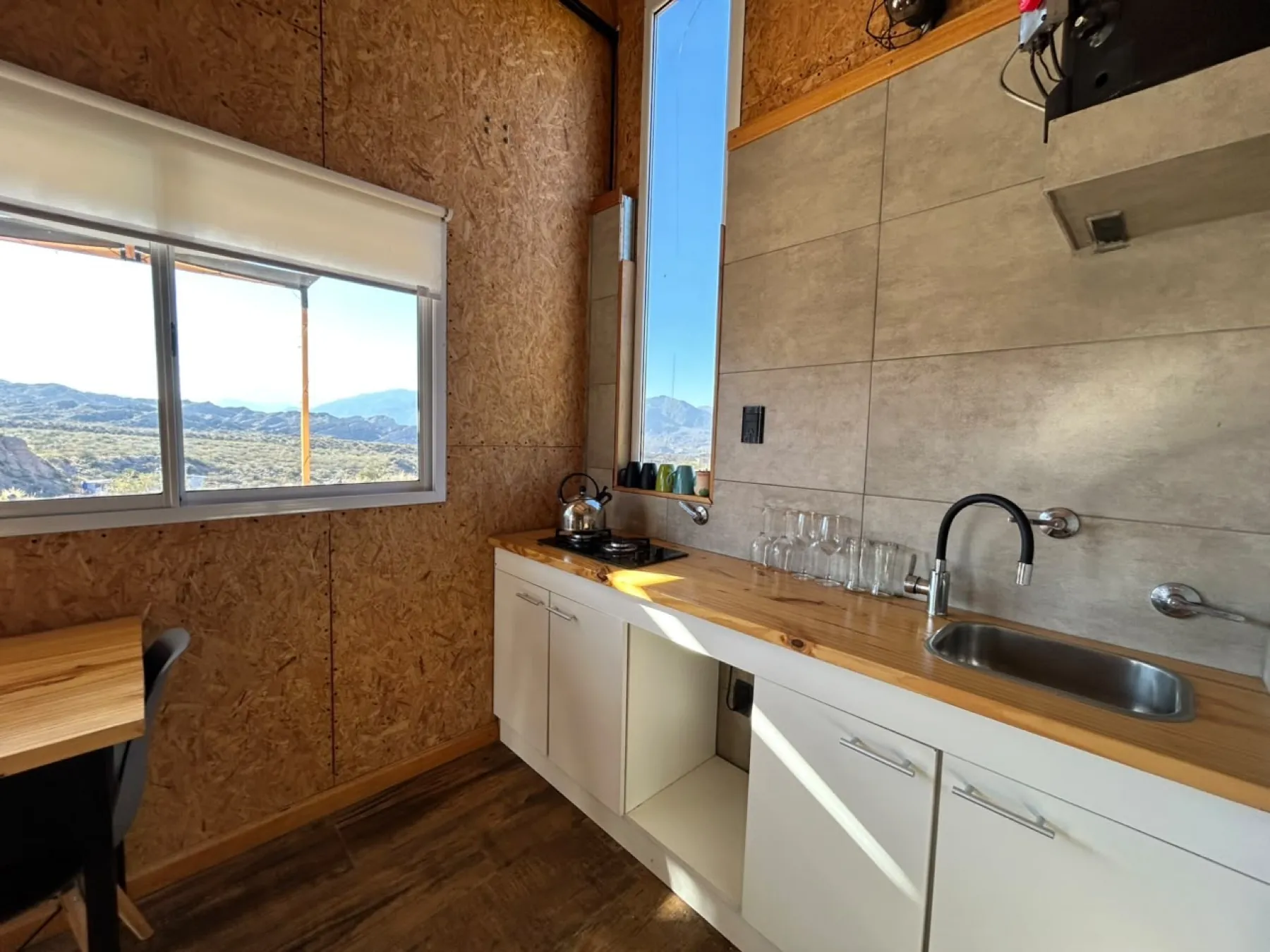 Cocina equipada con vista a la montaña