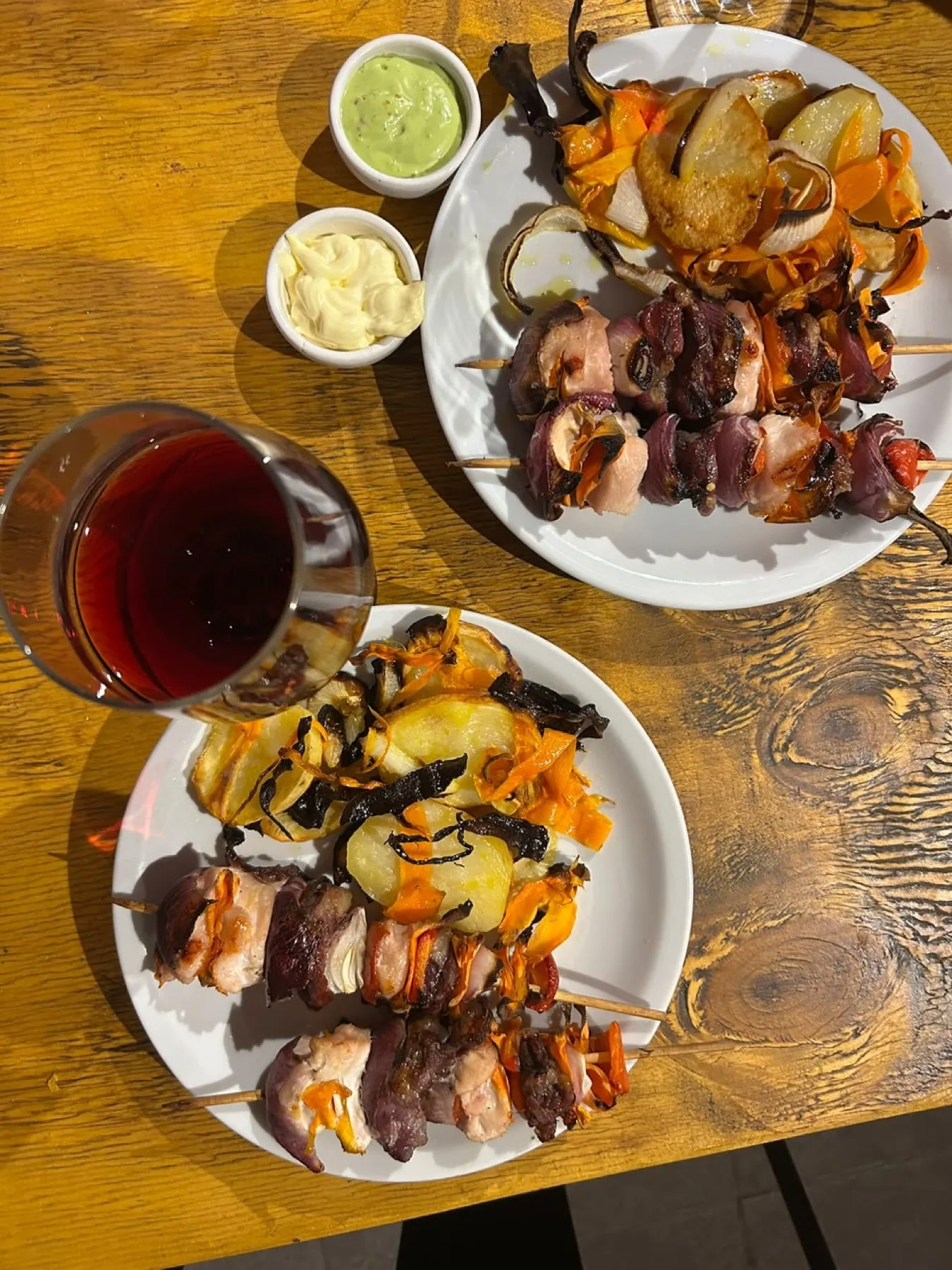Plato y vino de Zorro Gris Resto Bar