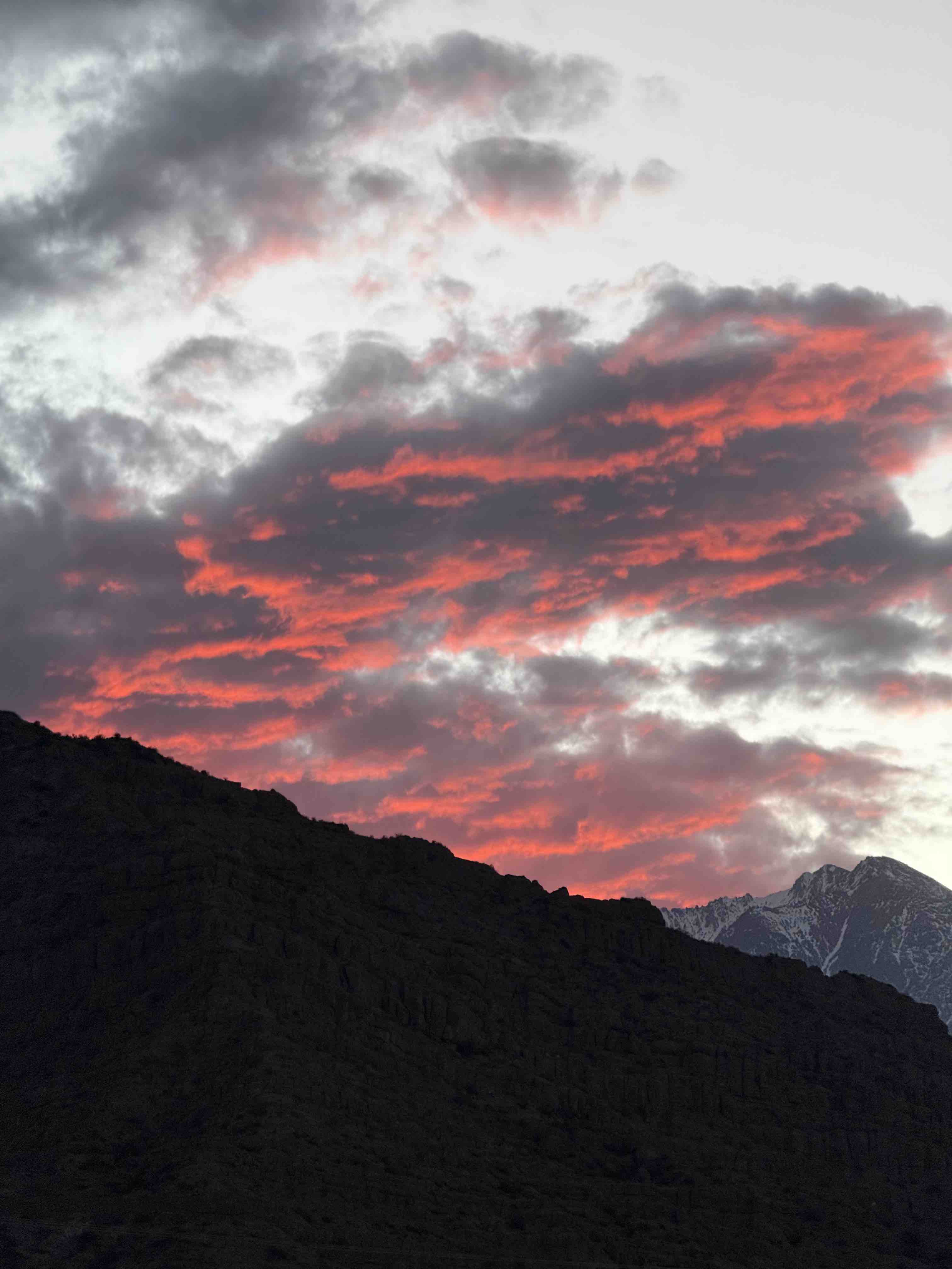 Atardecer rojo sobre las montañas