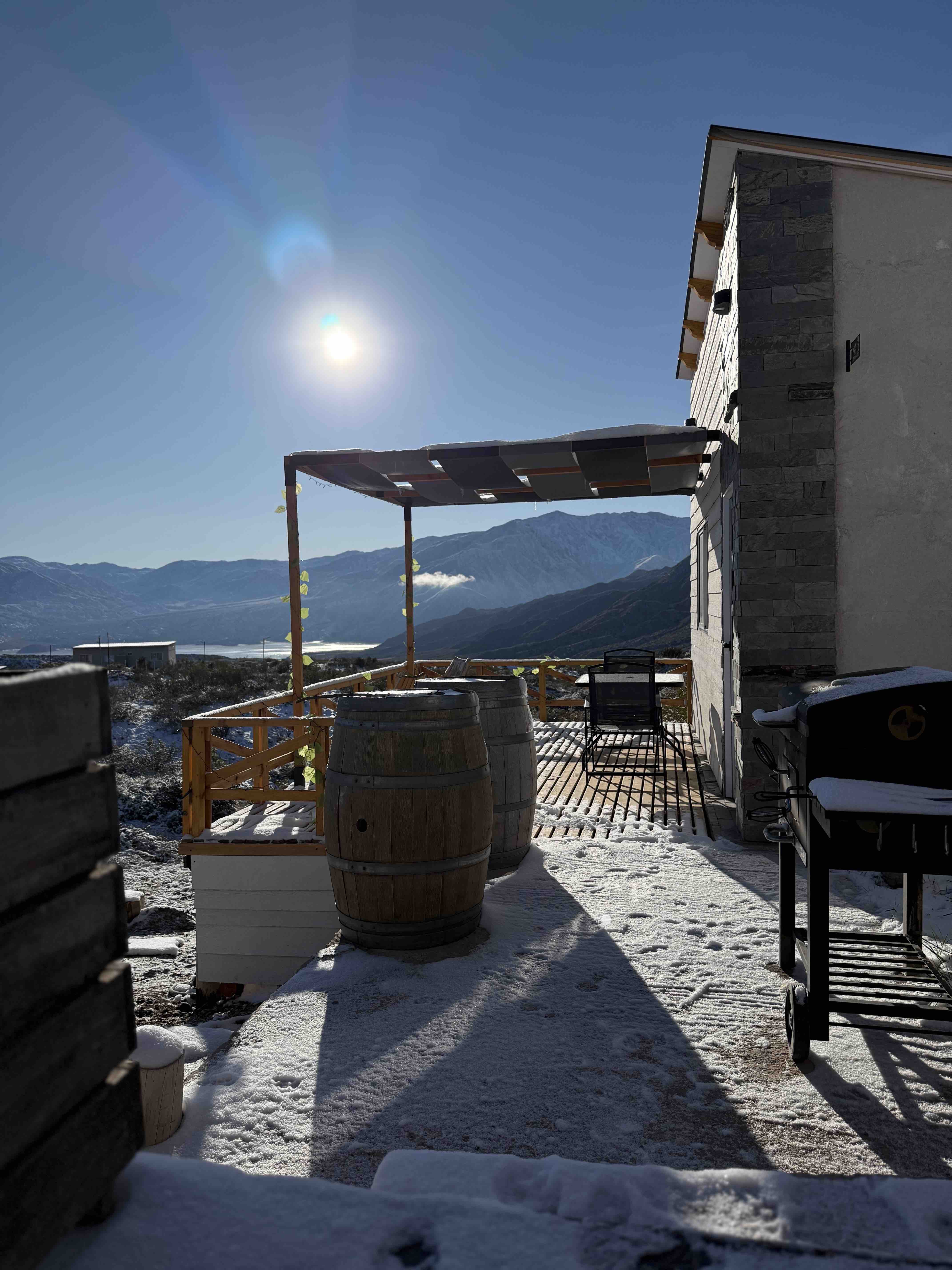 Terraza nevada con vista a la montaña