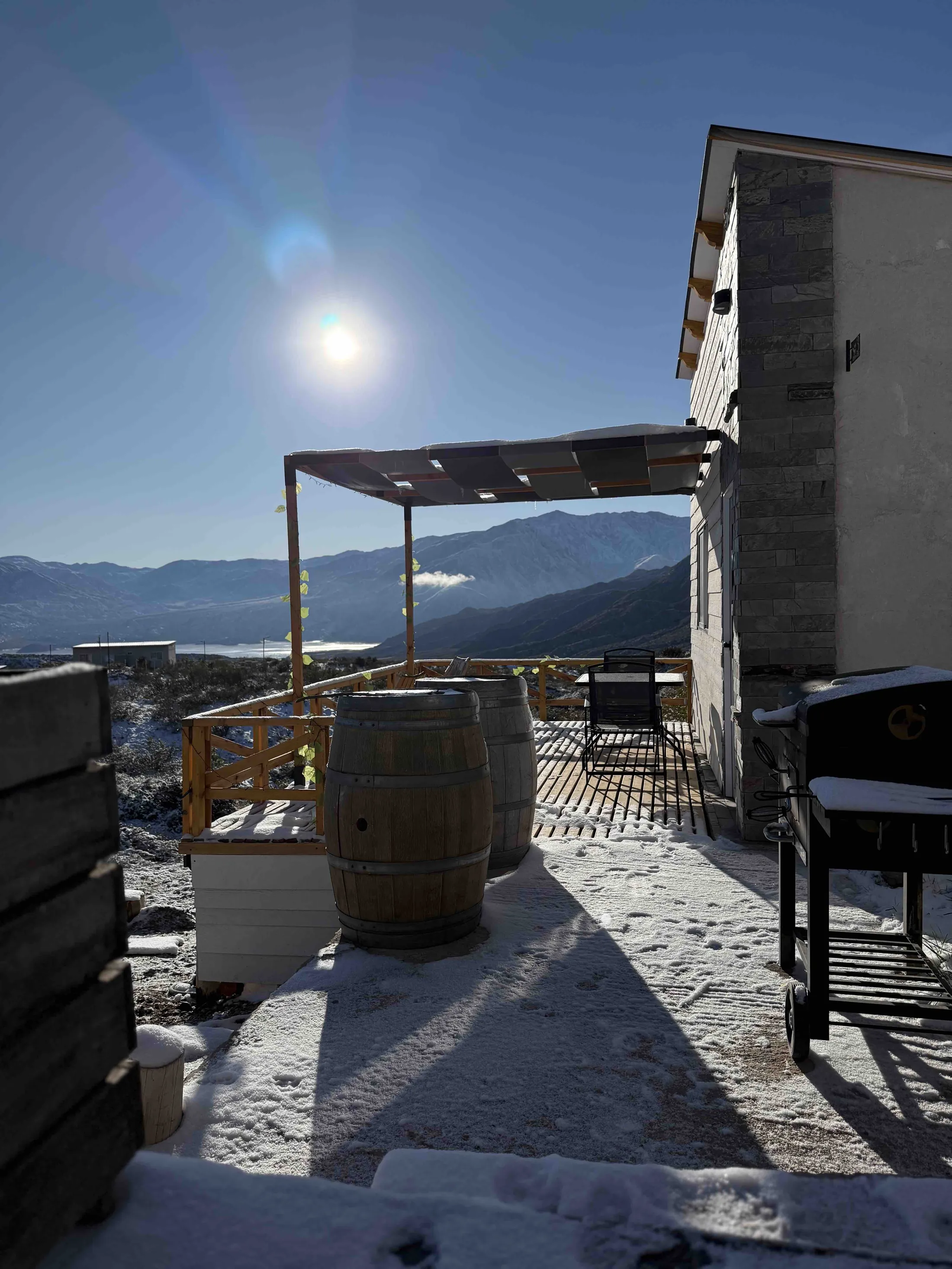 Terraza nevada con vista a la montaña