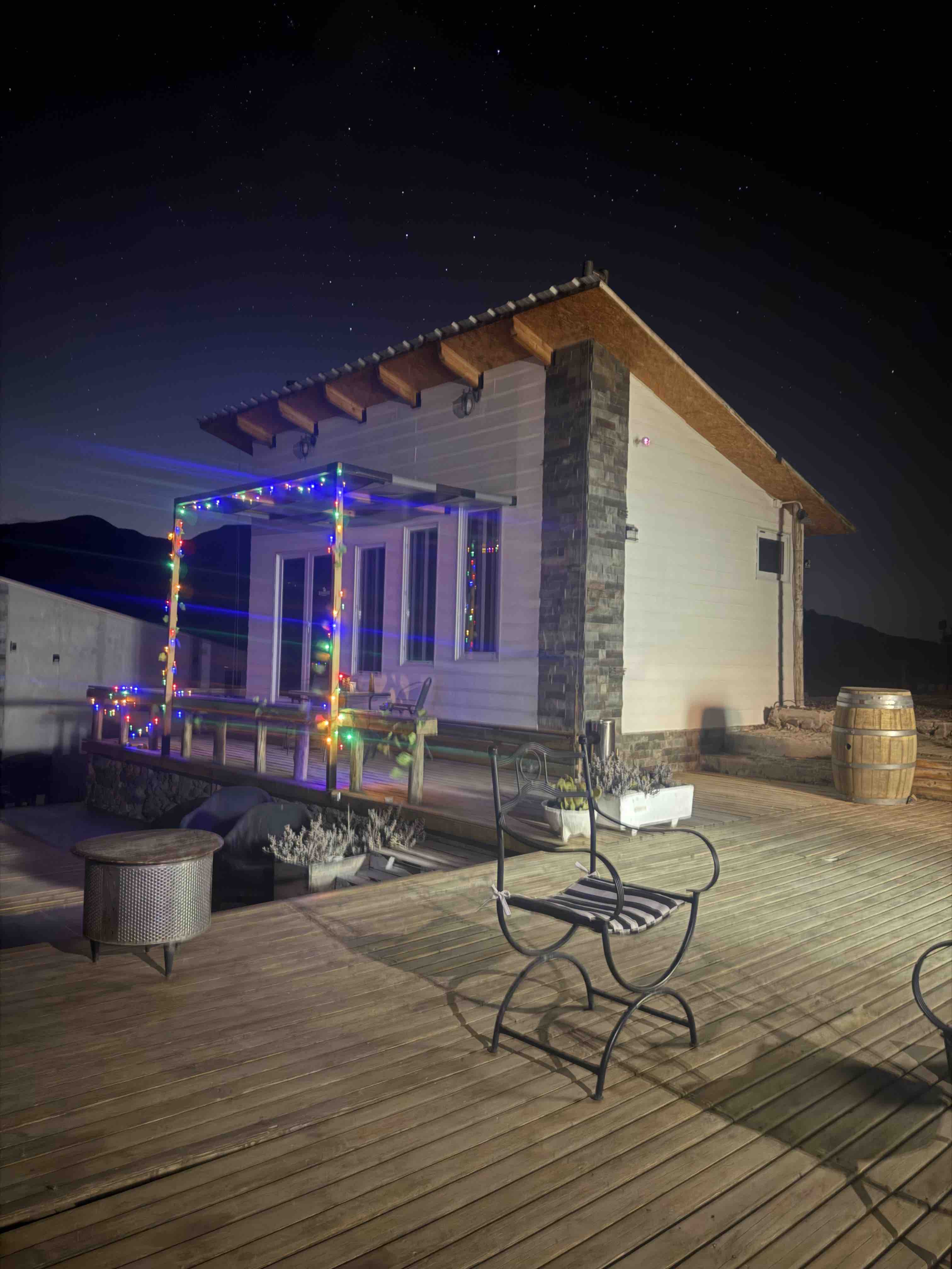 Cabaña iluminada bajo las estrellas